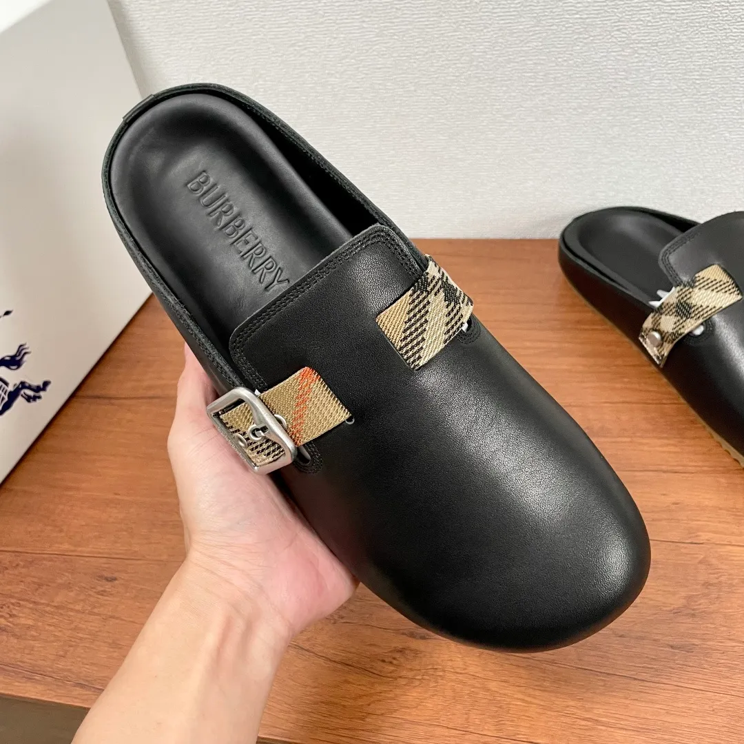 Men's Men's Shoes 💰360 [New Style] 🐝🐝Burberry New Burberry - Men's Checked Leather Urchin Half-Flop Sandal Made of soft suede cowhide and calfskin, these half-flop sandals feature an adjustable B-shaped buckle strap and are decorated with the signature sand-colored Burberry check in jacquard worsted. The upper wraps around the midsole and is paired with a sole made of the same upper material with an embossed logo on the heel and a wavy rubber outsole embellished with the Burberry lettering. Fashionable and casual! Comes with full set of original packaging dust bag! Code number: 39-40-41-42-43-44 standard code (38/45 can be customized and returns and exchanges are not supported)